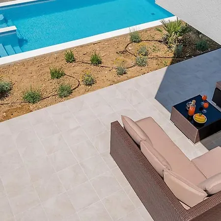 Graf Willa Podstrana